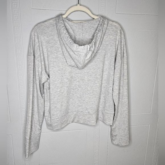 Gap Fit Light Gray Lightweight Cropped Boxy Pullover Hoodie Thumb Holes M EUC - Picture 2 of 11